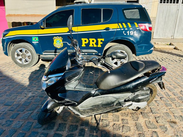 Em Manoel Vitorino, na Bahia, a PRF recuperou uma motocicleta com registro de furto.