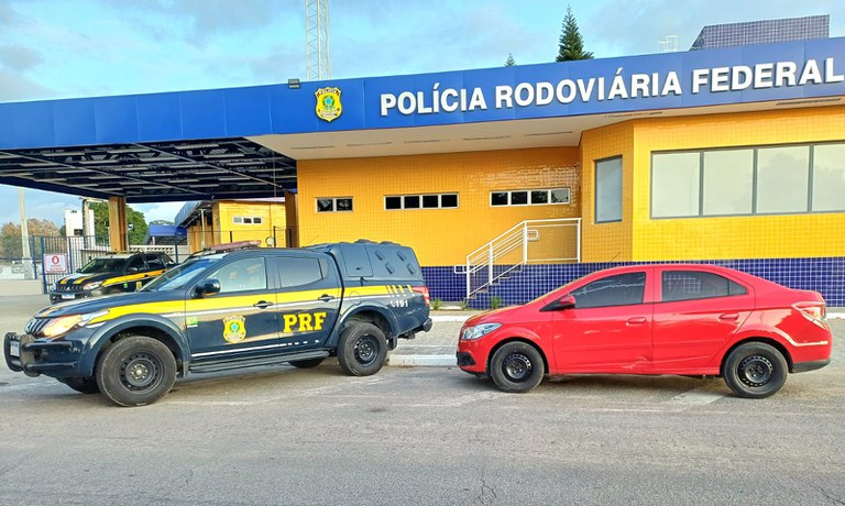 Em menos de 10 horas, a Polícia Rodoviária Federal recupera cinco veículos roubados.