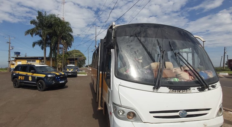 Em menos de duas semanas, a PRF flagra a mesma empresa transportando paraguaios em condições precárias no estado do Paraná.