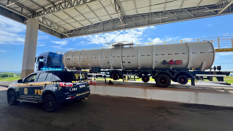 Flagrante da PRF identifica uma carreta-tanque contaminada e sem pneus no Paraná.