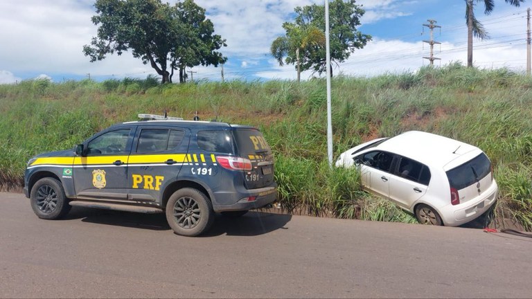 Homem é preso após perseguição pela PRF na rodovia.