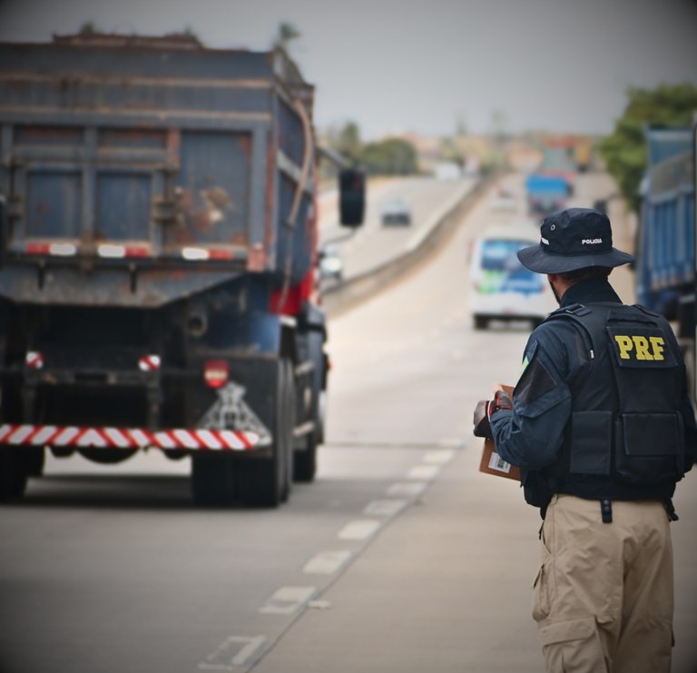 Itabaiana/SE: A Polícia Rodoviária Federal cumpriu um mandado de prisão na BR-235.