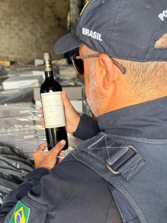 Mais de 3 mil garrafas de vinho importadas de forma ilegal foram confiscadas na rodovia BR-153, em Concórdia.