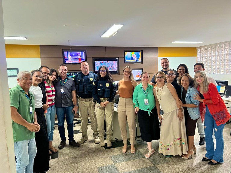 Membros do Núcleo de Comunicação Social da Polícia Rodoviária Federal de Alagoas fazem uma visita à TV Gazeta.