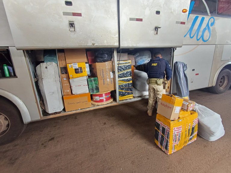 Na cidade de Araguaína, no estado de Tocantins, a Polícia Rodoviária Federal apreendeu cigarros contrabandeados em um ônibus rodoviário.