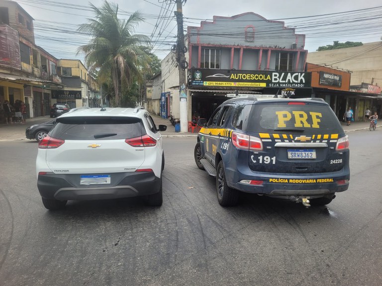 Na cidade de Duque de Caxias, a Polícia Rodoviária Federal recupera veículo clonado.