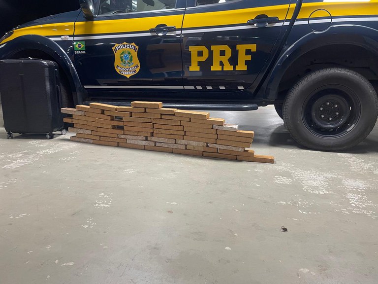 Na cidade de Vitória da Conquista (BA), a Polícia Rodoviária Federal apreendeu mais de 30 kg de maconha durante a fiscalização de um ônibus.