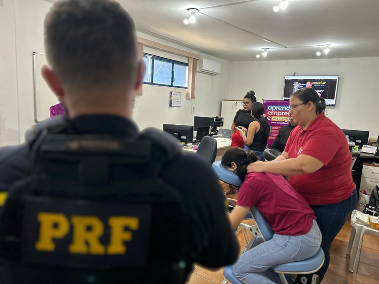 Na região de Rondônia, a Polícia Rodoviária Federal promove uma ação em comemoração ao Dia Internacional da Mulher.