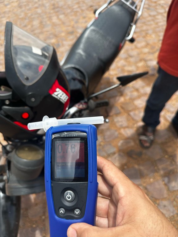 O motorista foi encontrado com níveis elevados de álcool e foi conduzido à delegacia.