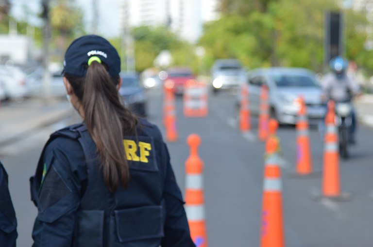 Operação Rosas de Aço: A PRF reforça a batalha contra a violência contra a mulher em todo o território nacional.