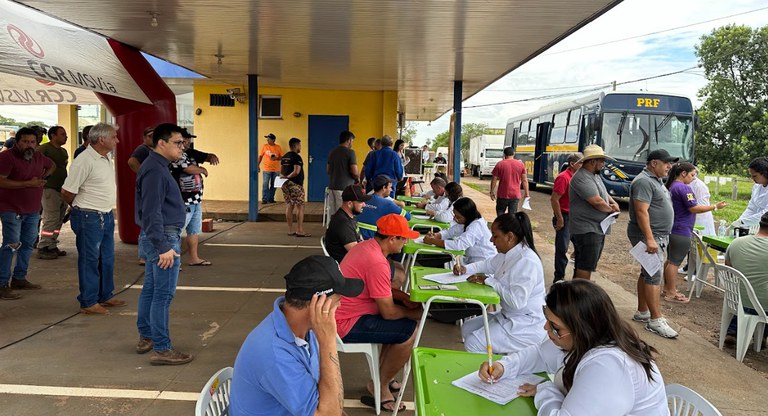 Operação Saúde: Polícia Rodoviária Federal e órgãos parceiros prestam assistência aos caminhoneiros na BR-163.