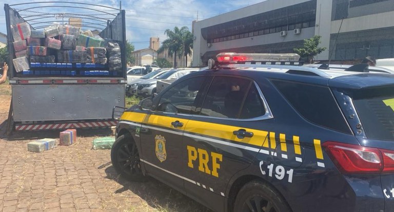 Policia Rodoviária Federal apreende carga de 5,5 toneladas de maconha em uma carreta na região de Londrina, no Paraná.