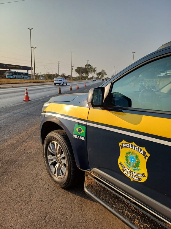 Polícia Rodoviária Federal prende um foragido, motorista embriagado e recupera caminhão furtado no Distrito Federal.