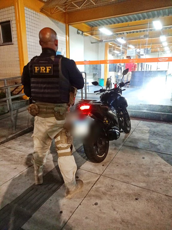 Policiais recuperam motocicleta clonada na Pavuna.