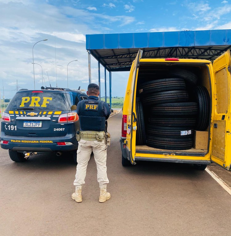 PRF apreende carregamento de pneus em Eldorado, no estado do Mato Grosso do Sul.