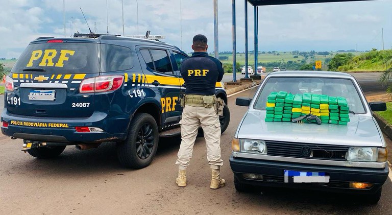 PRF apreende drogas e arma de fogo em Mundo Novo, no estado do Mato Grosso do Sul.