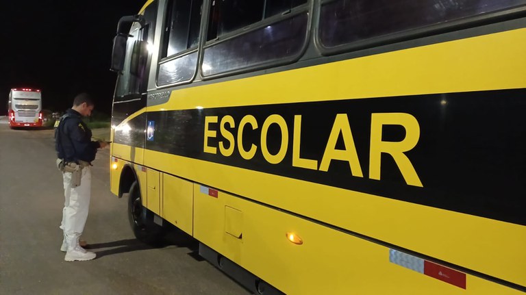 PRF identifica problemas em veículo de transporte escolar na rodovia BR 316 em Teresina.