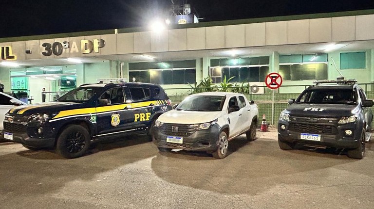 PRF recupera carro roubado na BR-251 em Brasília, Distrito Federal.