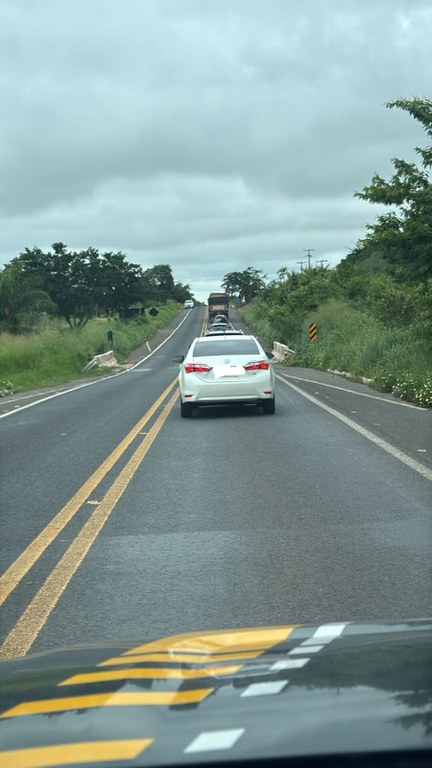 PRF recupera veículo Corolla roubado na Paraíba e detém indivíduo por receptação e falsificação de documento em Teresina.