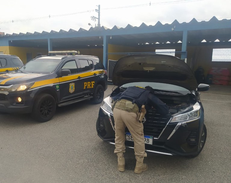 Veículo roubado em São Paulo é encontrado na BR-101 em Itapema